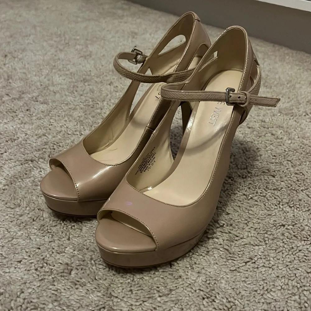 Tan heels - Picture 1 of 2